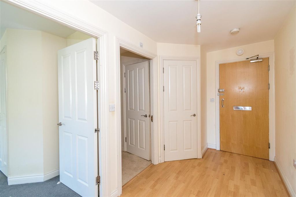 Property photo 2 of 10 Hallway
