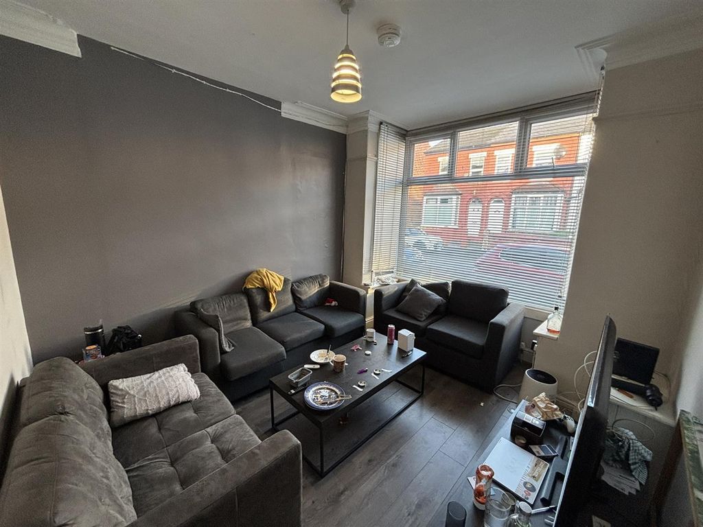 Property photo 3 of 20 Lounge