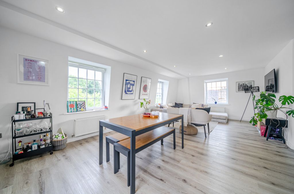 Property photo 3 of 12 1328876-21-688143...