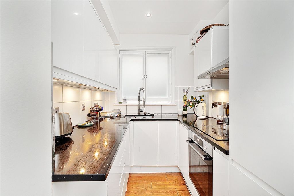 Property photo 3 of 8 Kitchen