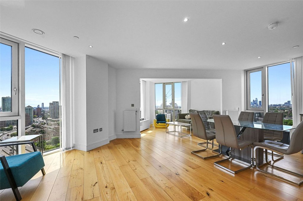 Property photo 1 of 13 Sky View Tower, E15