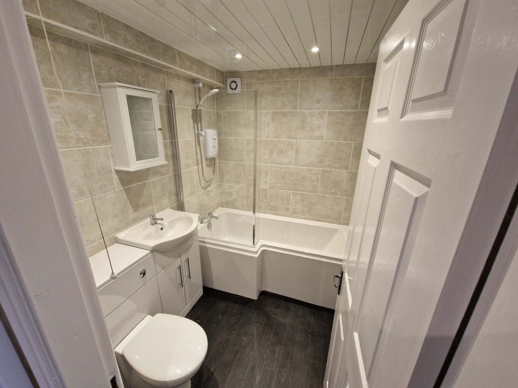 Property photo 1 of 10 Bathroom/Shower