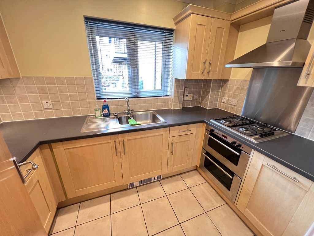 Property photo 3 of 11 Kitchen