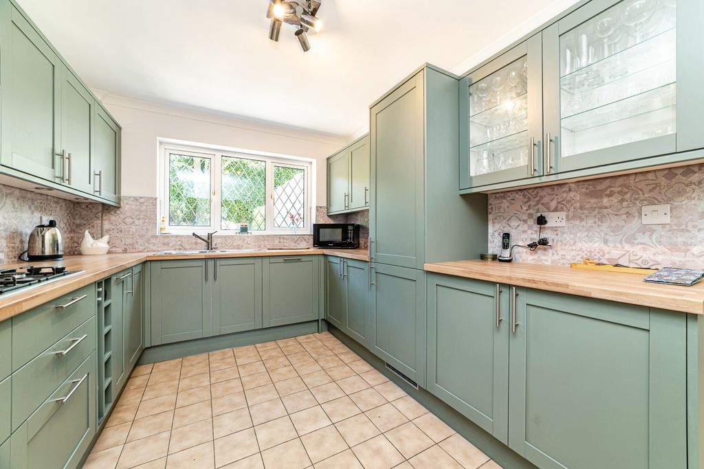 Property photo 2 of 31 Kitchen