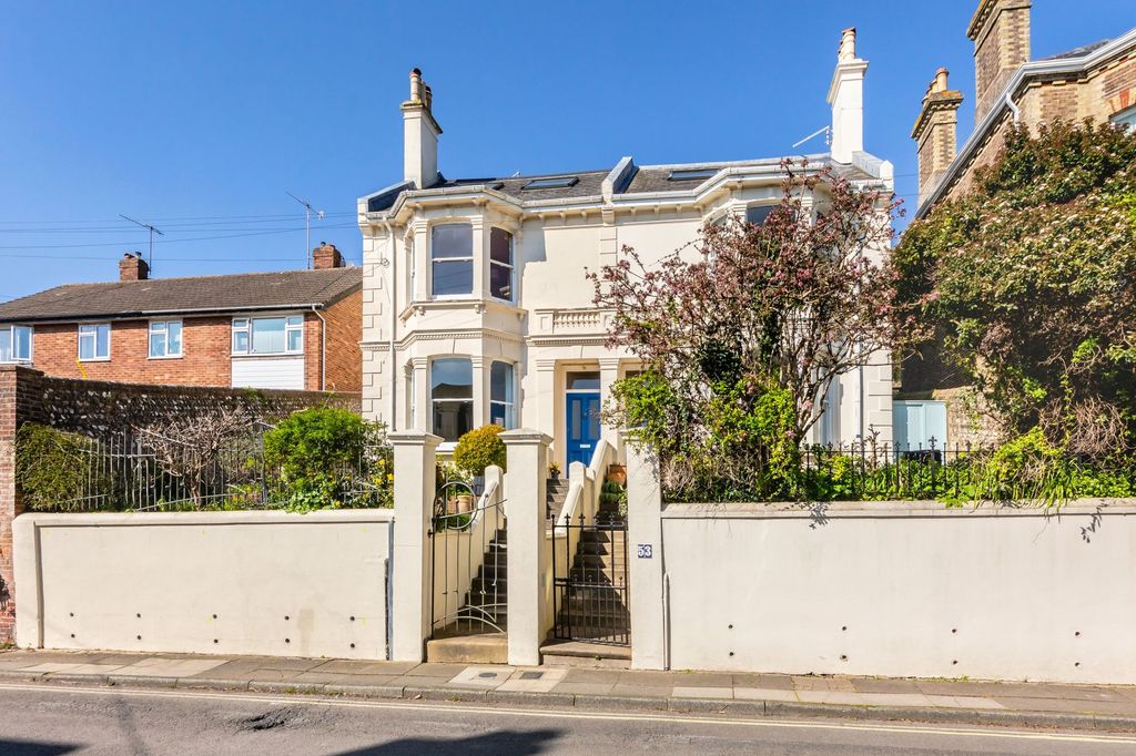 Property photo 1 of 32