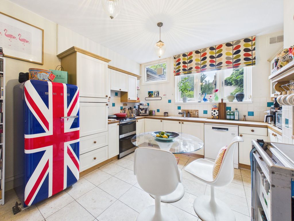 Property photo 3 of 27 Breakfast Kitchen