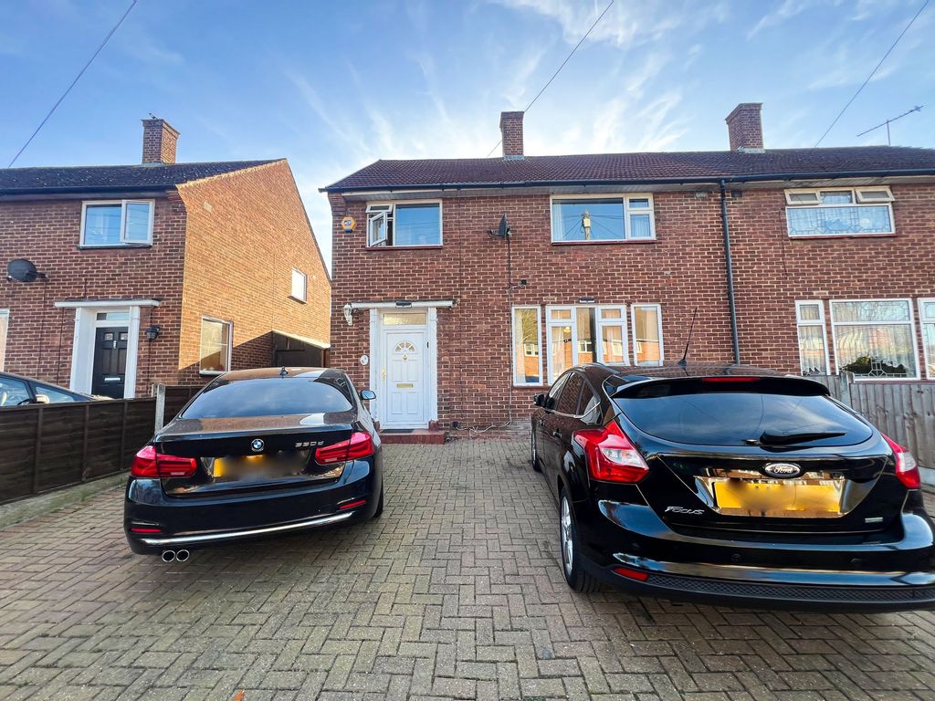 Property photo 2 of 16 Wednesbury Rd Rm3