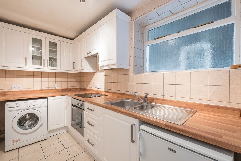 Property photo 3 of 11 Englefield Road