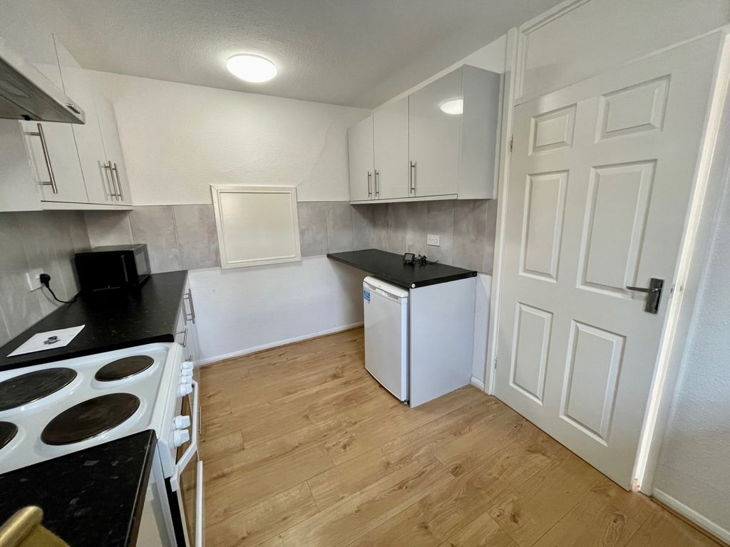 Property photo 3 of 11 Kitchen 3