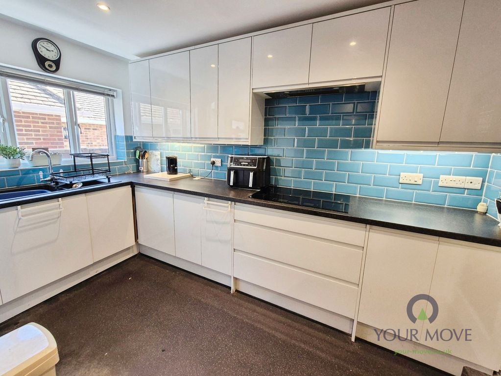 Property photo 3 of 20 Kitchen