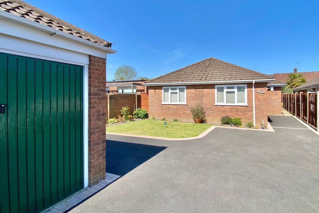 Property photo 1 of 23 Three Bedroom Bungalow