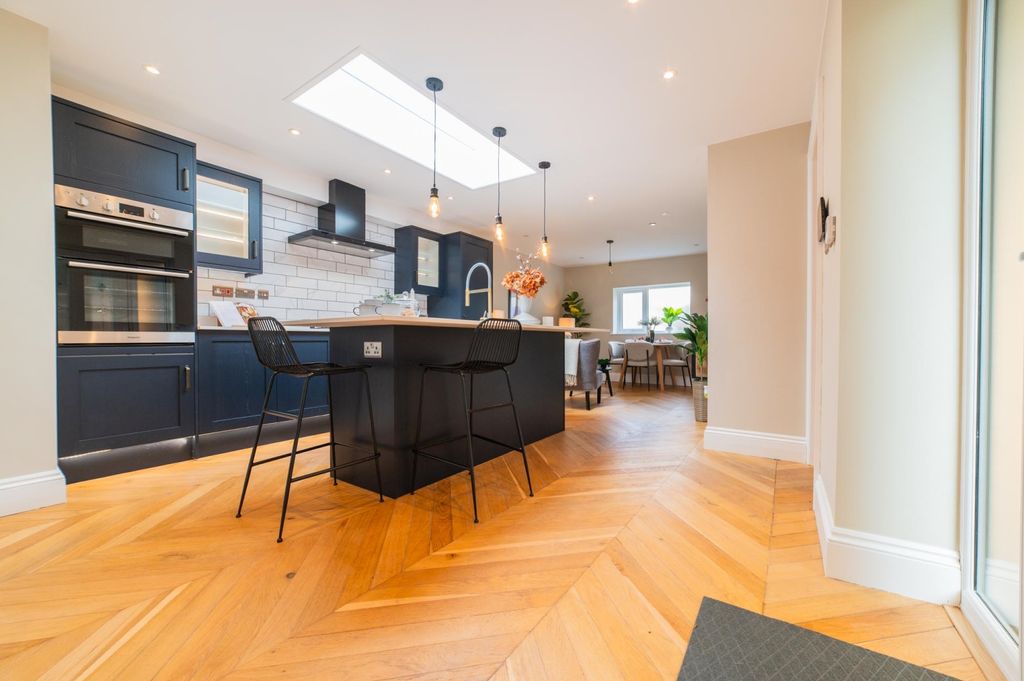 Property photo 2 of 32 Award-Winning Media Team On Every Listing_4