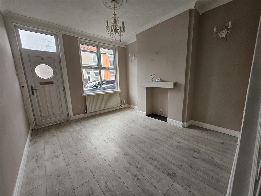 Property photo 3 of 10 Lounge