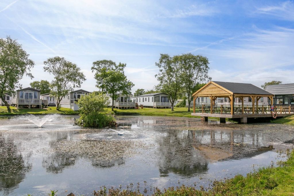Property photo 1 of 17 Willerby New Hampshire 2011 Vs902367 139407102.Jpeg