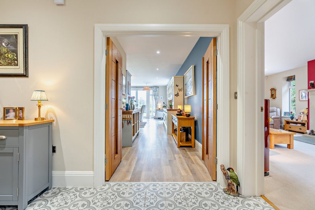 Property photo 2 of 14 Contemporary Style