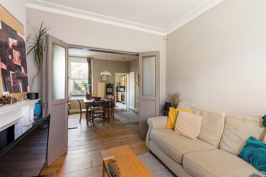 Property photo 2 of 32 Sunnyside Road, E10