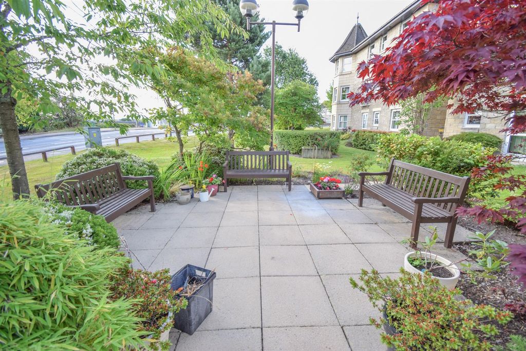 Property photo 2 of 14 Seating Area -2.Jpg