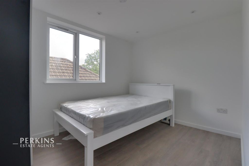 Property photo 1 of 3 Bed 6.Jpg