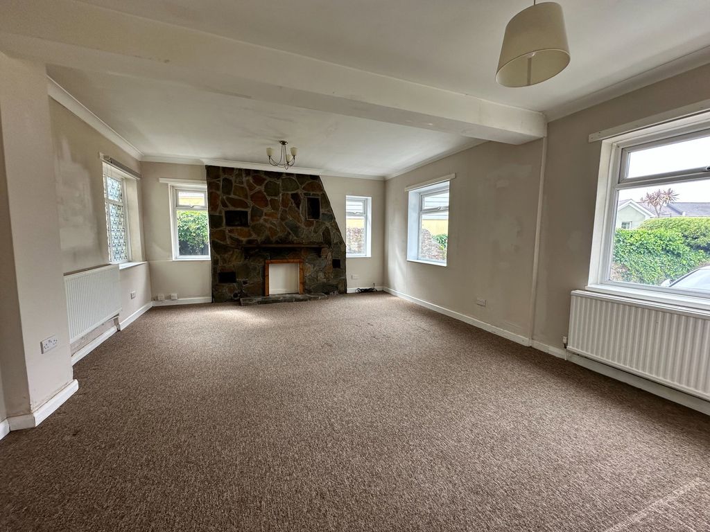 Property photo 3 of 11