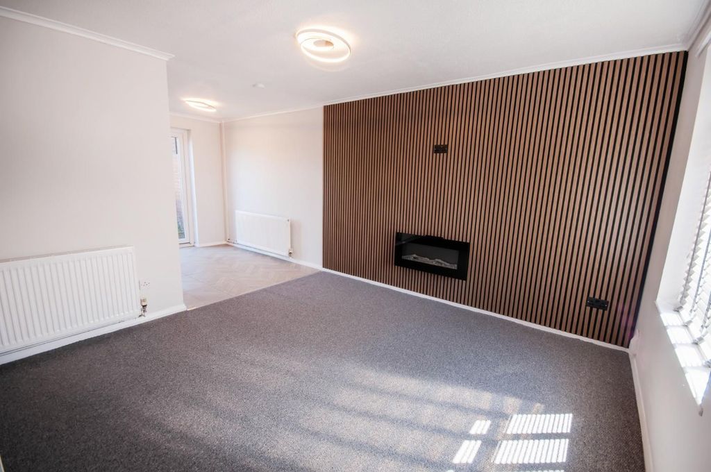 Property photo 1 of 12 Through Lounge