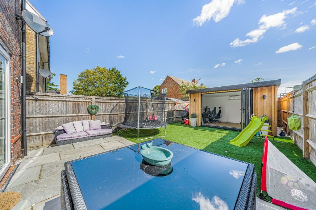 Property photo 2 of 25 5502392
