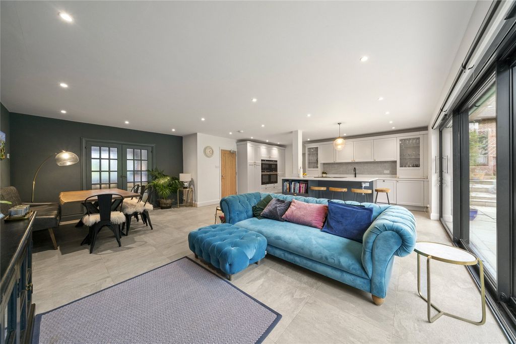 Property photo 2 of 25 Picture No. 15