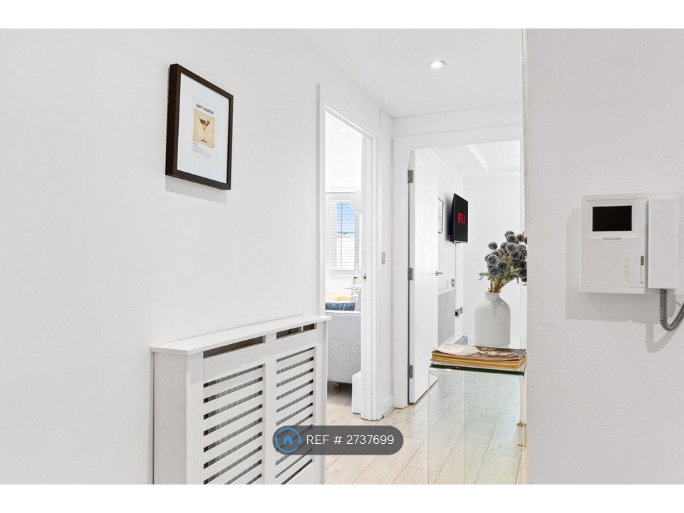 Property photo 3 of 22 Hallway