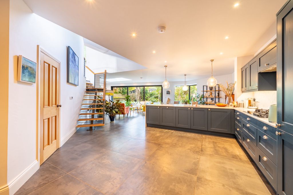 Property photo 3 of 24