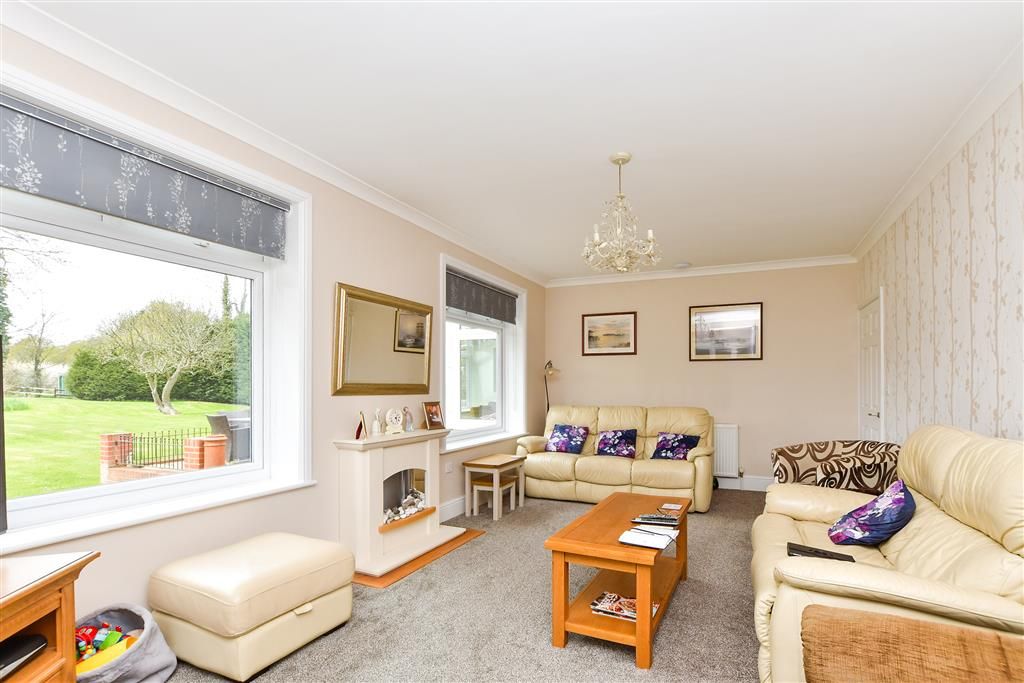 Property photo 1 of 12 Lounge