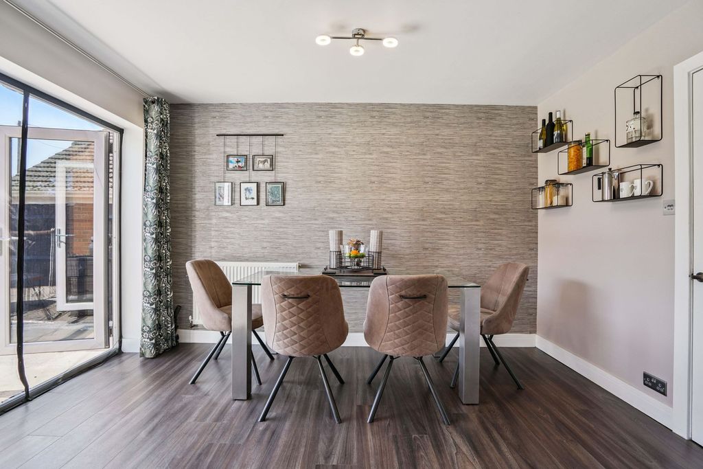 Property photo 3 of 18 Dining Area