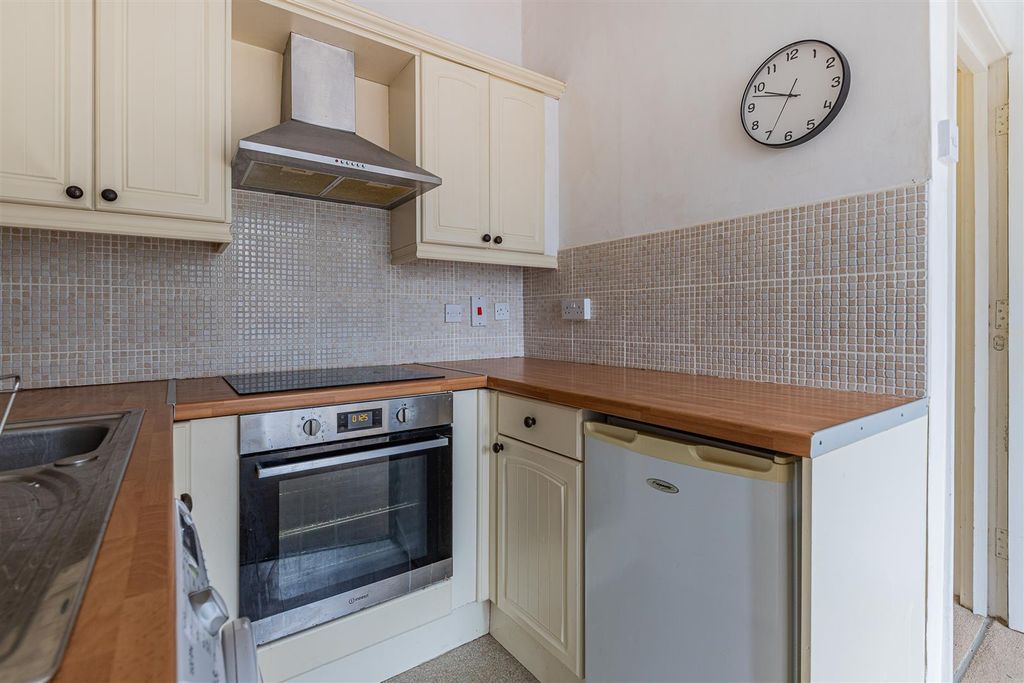 Property photo 3 of 11 100, 4-6.Jpg