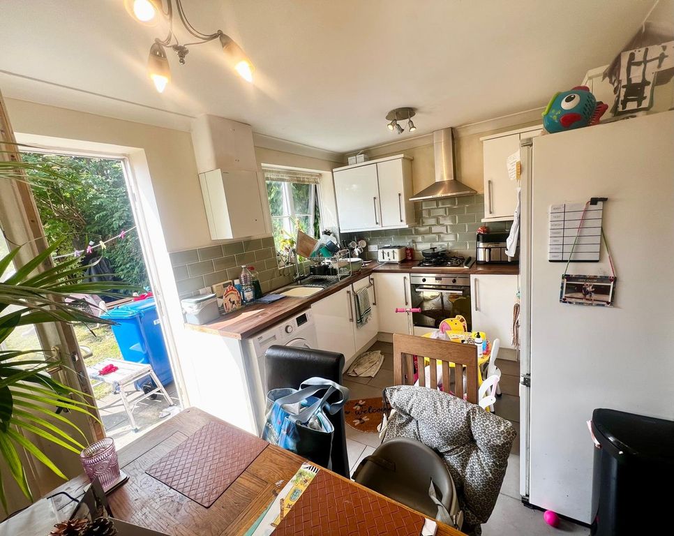 Property photo 3 of 7 Kitchen