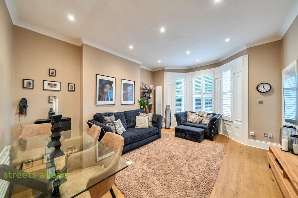 Property photo 3 of 17 E82Dbdd3-d2A5-406...