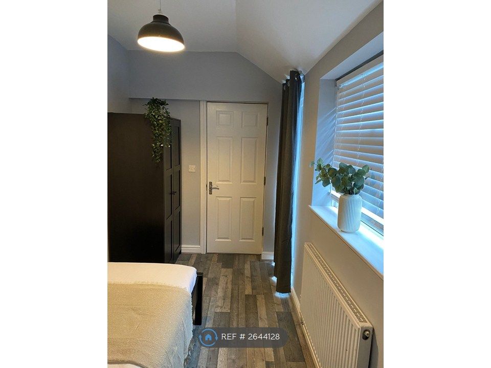 Property photo 3 of 6 Room 2