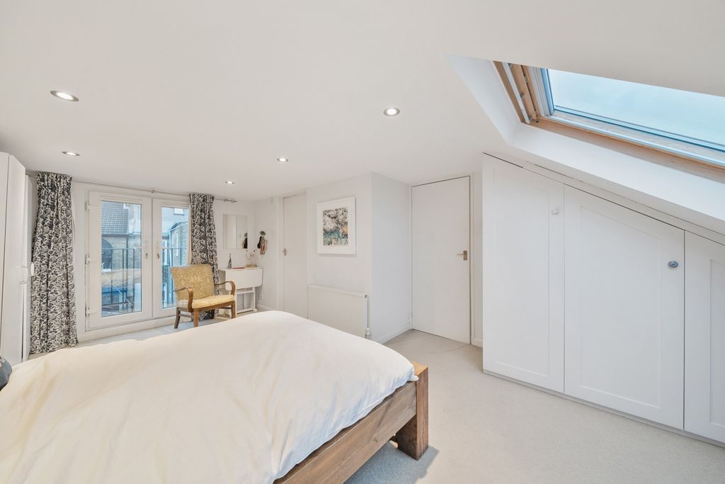 Property photo 3 of 18 Bedroom