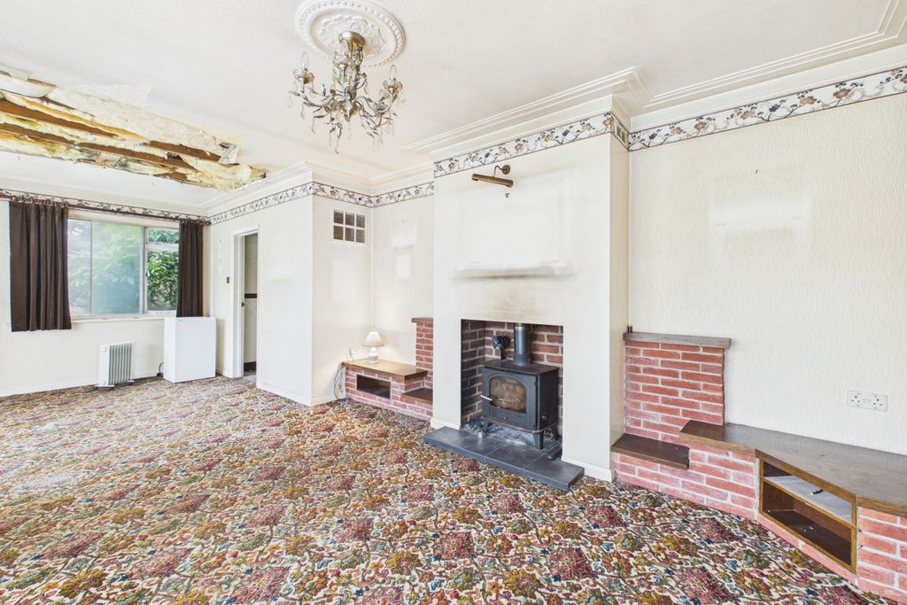 Property photo 3 of 35 Living Room