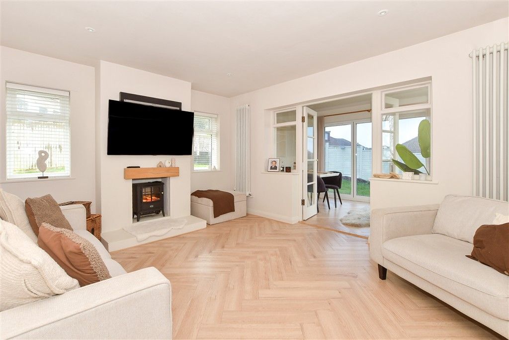 Property photo 3 of 17 Lounge