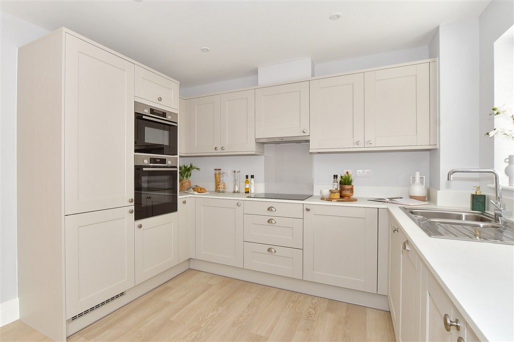 Property photo 3 of 12 Kitchen