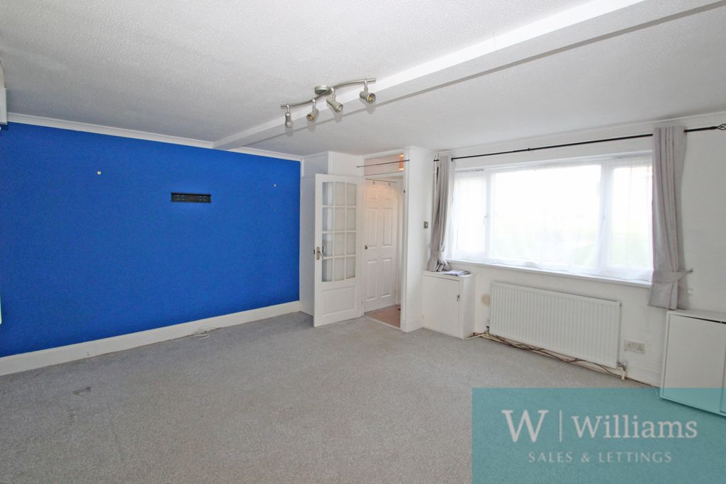 Property photo 3 of 11 Lounge