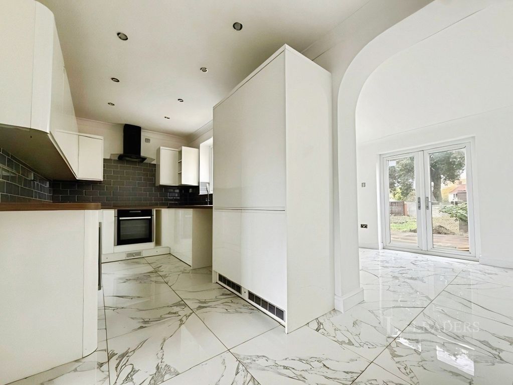 Property photo 2 of 9 Kitchen