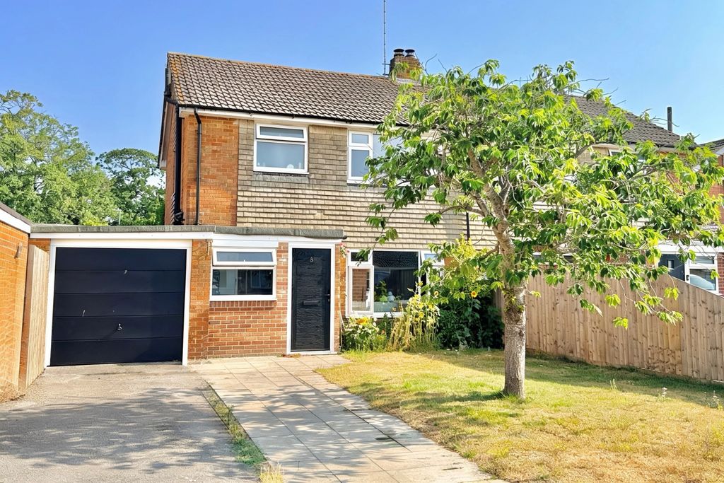 Property photo 1 of 14 3 Bed Semi Detached Hightown Gardens