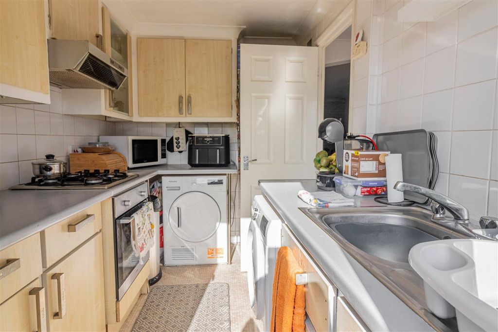 Property photo 3 of 10 Kitchen