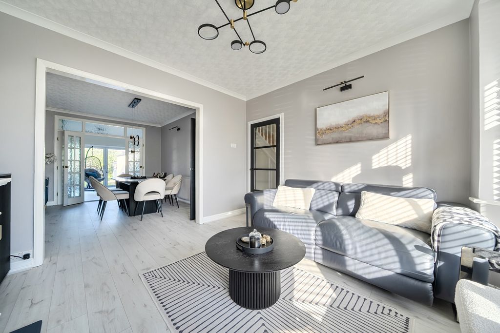 Property photo 3 of 21 1453621-23-69F0F0...