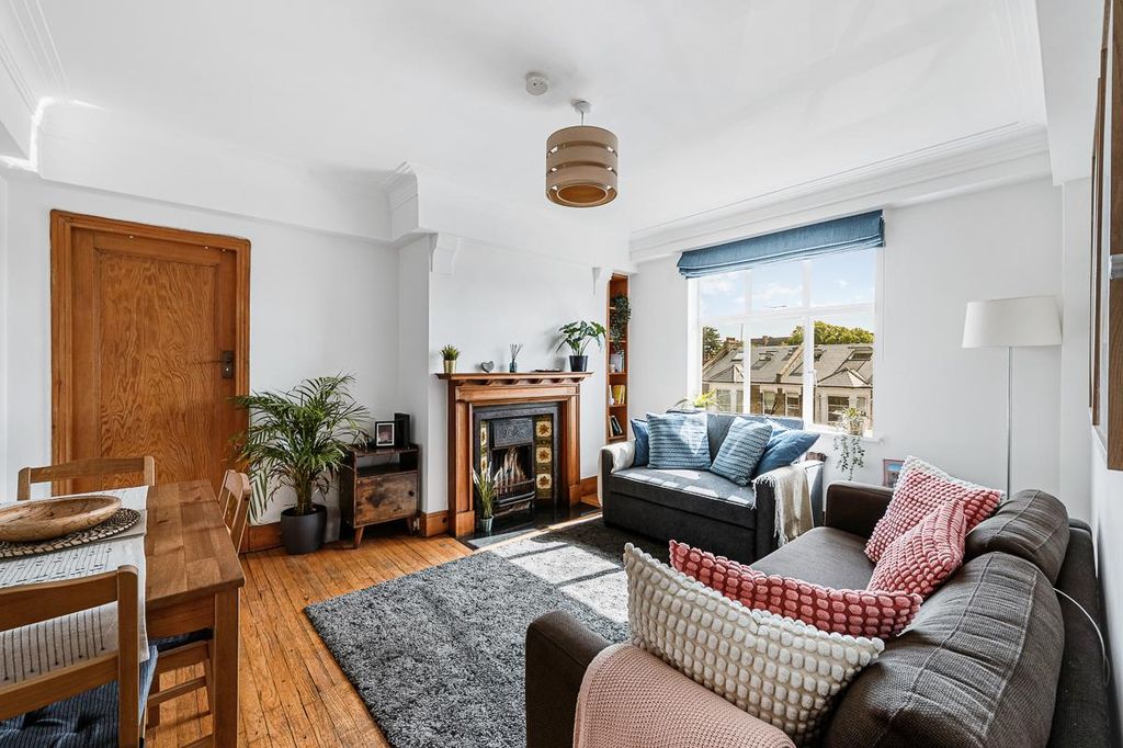 Property photo 2 of 9 19 Beaumont Court-4.Jpg