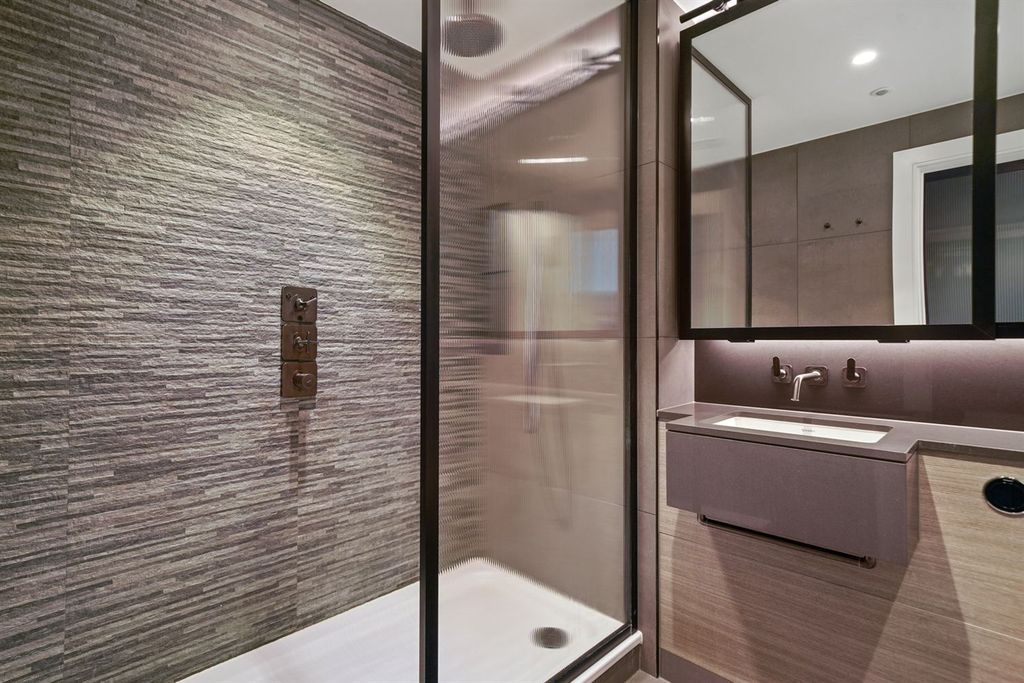 Property photo 3 of 7 Ensuit