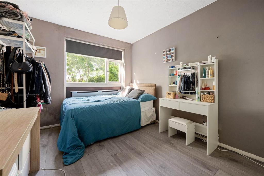 Property photo 3 of 14 Castle Avenue, E4