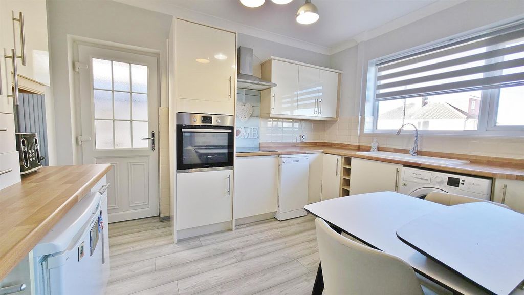 Property photo 2 of 19 Kitchen