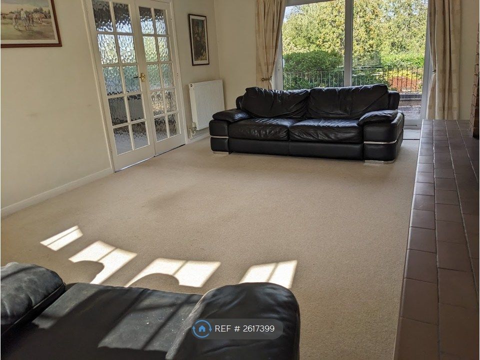 Property photo 3 of 11 Sitting Room