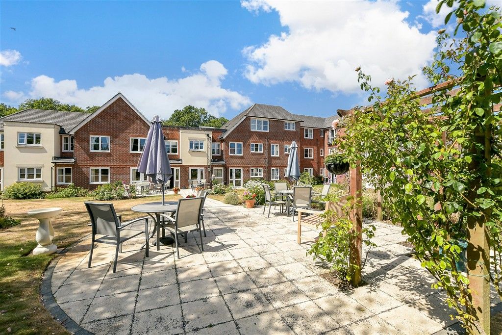 Property photo 2 of 14 Communal Gardens
