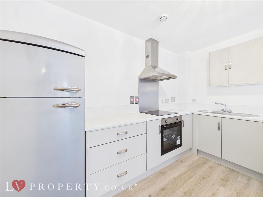 Property photo 2 of 12 Cam05016G0-Pr0065-St